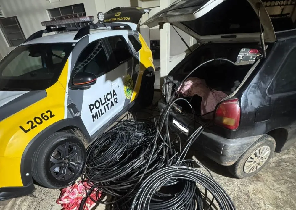 Suspeitos furtam cabos de energia e internet e quase atropelam policial em Siqueira Campos