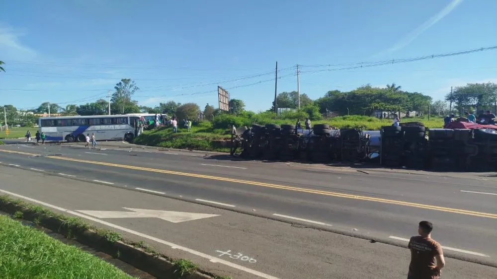 Grave acidente entre ônibus e carreta deixa uma pessoa morta na PR092