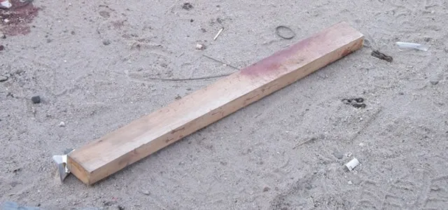 Mulher dá pauladas no ex-marido após flagrar homem conversando com outra