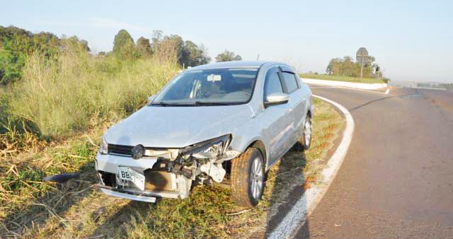Caminhonete e automóvel se chocam na PR-431