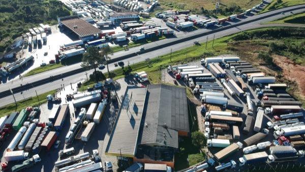 Caminhoneiros discutem nova greve e dão parecer