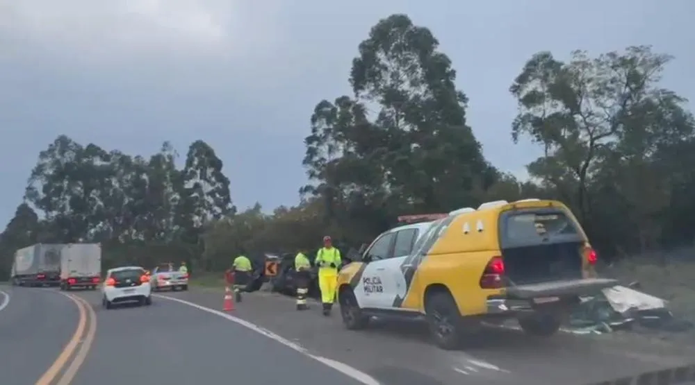 Carreta tomba e motorista morre em rodovia da região