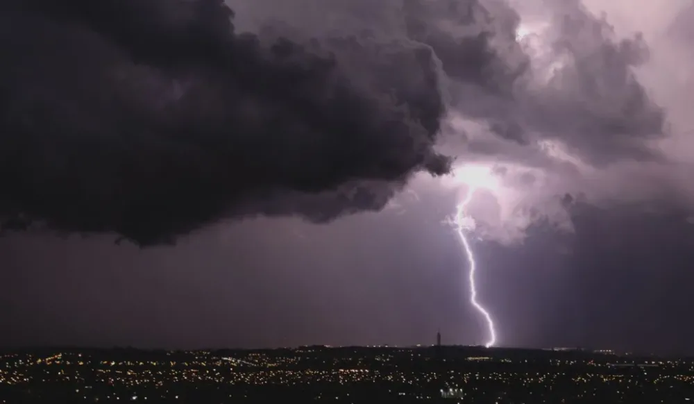 Frente fria se aproxima e coloca Paraná em risco de novas tempestades no fim de semana