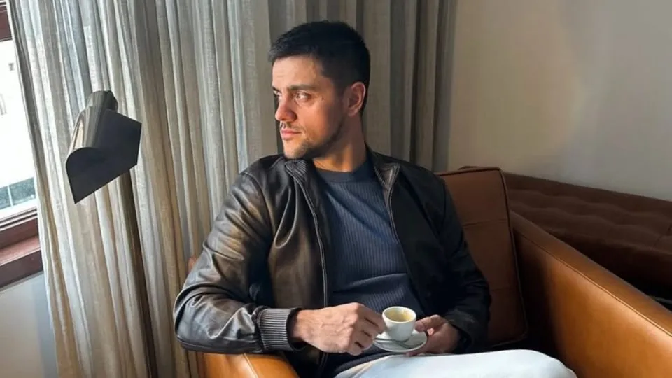 Felipe Simas revela reação da família após decisão religiosa e diz que a fé o transformou 