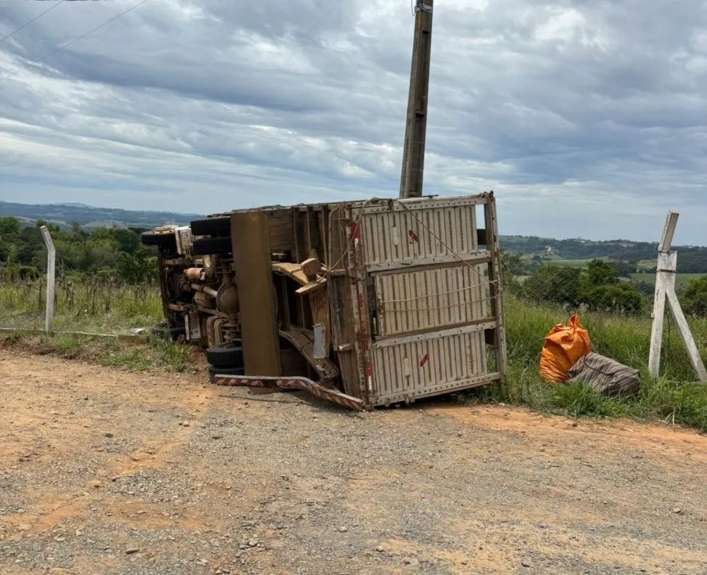 Acidente entre caminhonete e caminhão deixa mulher ferida em Wenceslau Braz