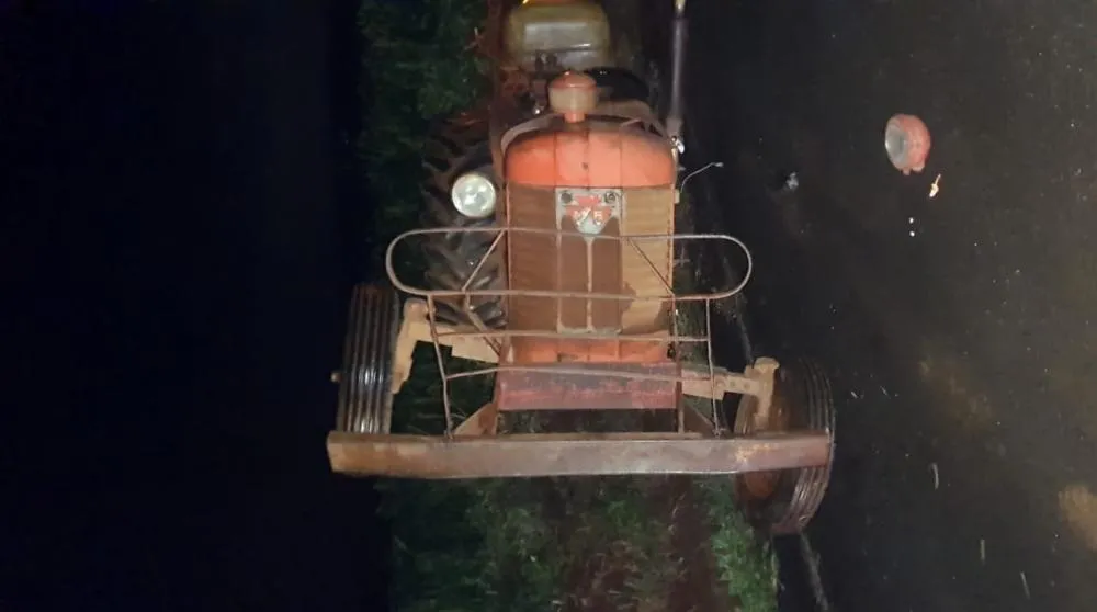 Carro atinge trator e homem morre na hora