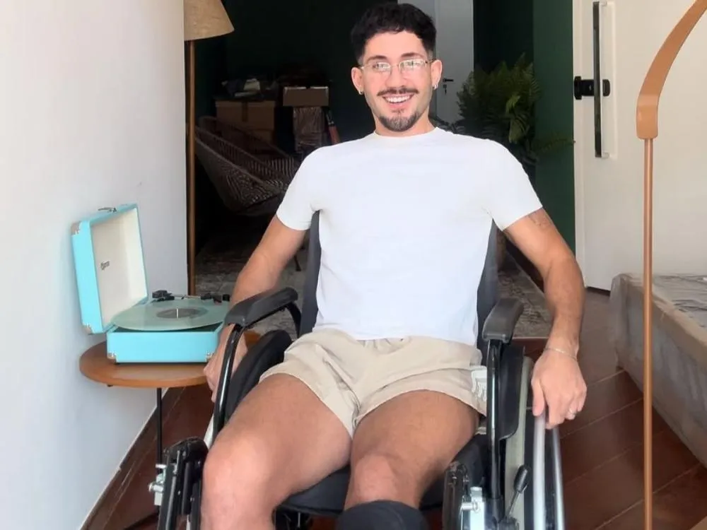 Após ser baleado, Vittor Fernando recebe alta e compartilha momento em casa: “Foi grave”