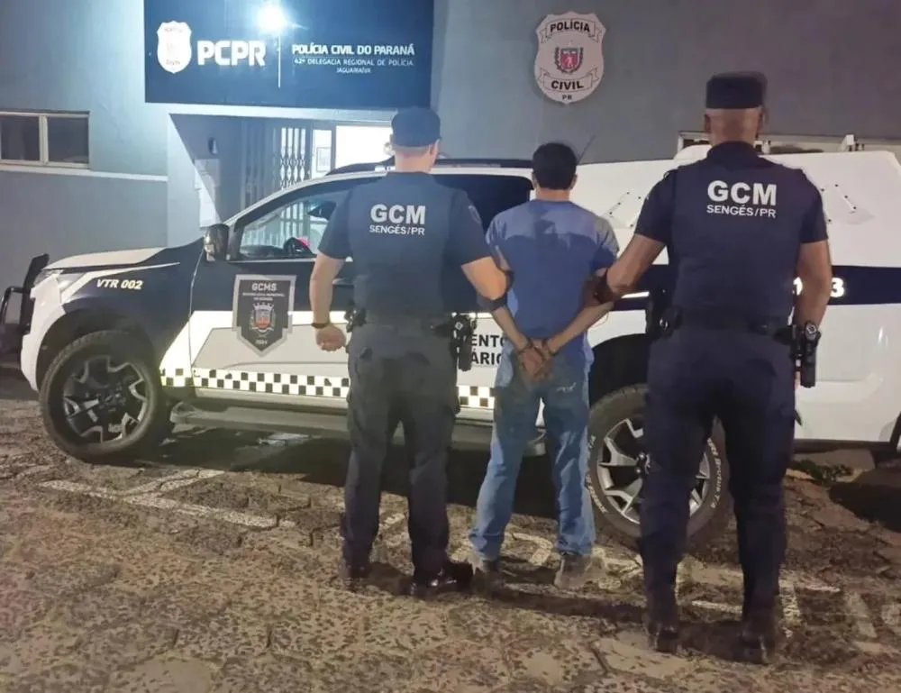 Homem é preso após esfaquear mulher e tentar atacar policiais