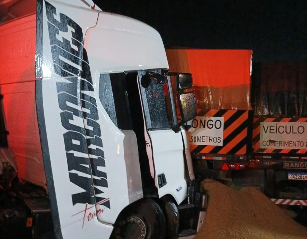 Acidente em posto de combustíveis deixa motorista preso as ferragens