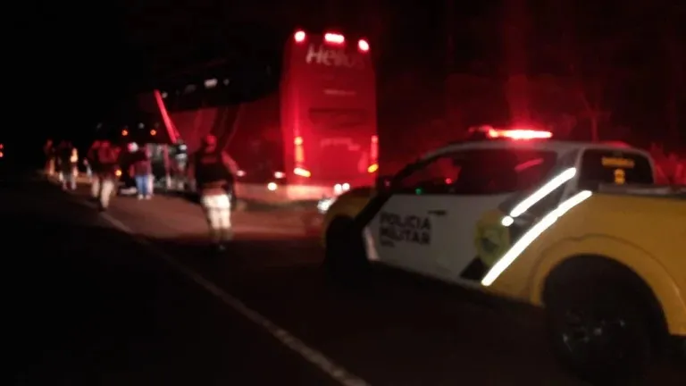 Bandidos emboscam ônibus e levam todos os pertences dos passageiros em Jaguariaíva