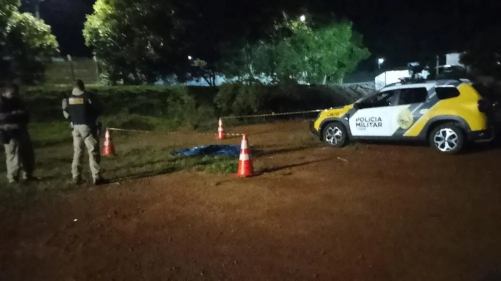 Homem é morto a facadas em campo de futebol
