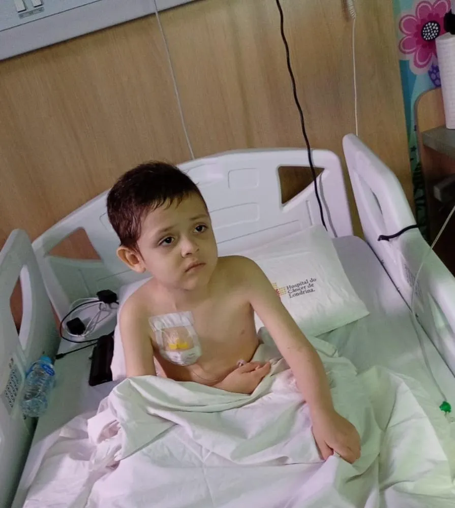 Pais pedem ajuda para filho de 5 anos com leucemia em Tomazina