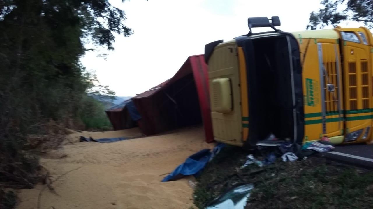 Motorista fica ferido após carreta tombar na PR-092
