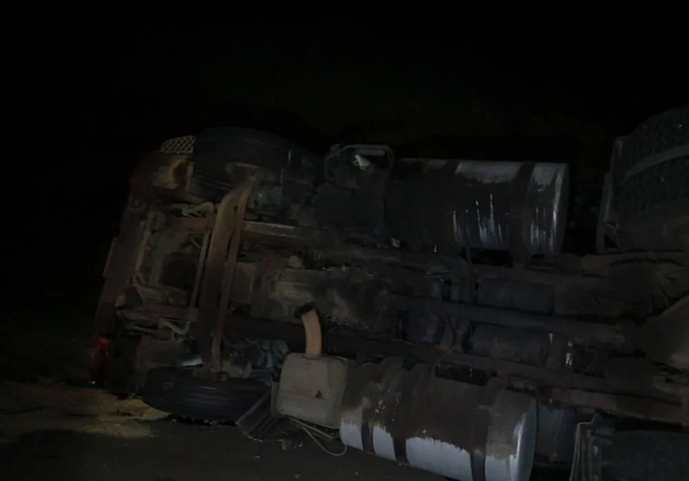 Carreta com cimento tomba na PR151 em Jaguariaíva