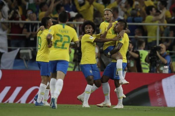 Brasil vence a Sérvia, garante vaga e vai enfrentar o México nas oitavas
