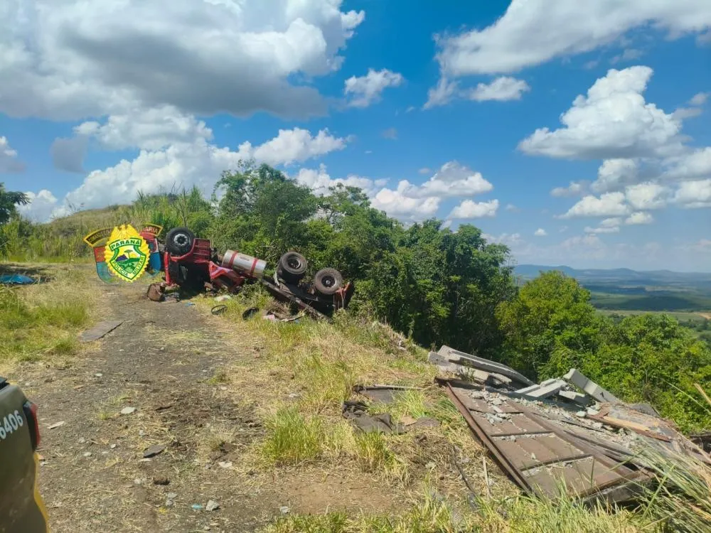 Acidente com carreta mata motorista no Norte Pioneiro