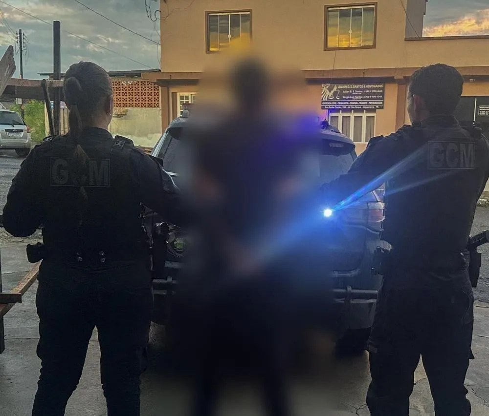 Agressor dá soco na cabeça da esposa que segurava bebê do casal no colo