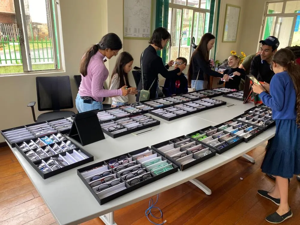Mais de cem alunos provam óculos pelo projeto Olhar Jaguariaíva