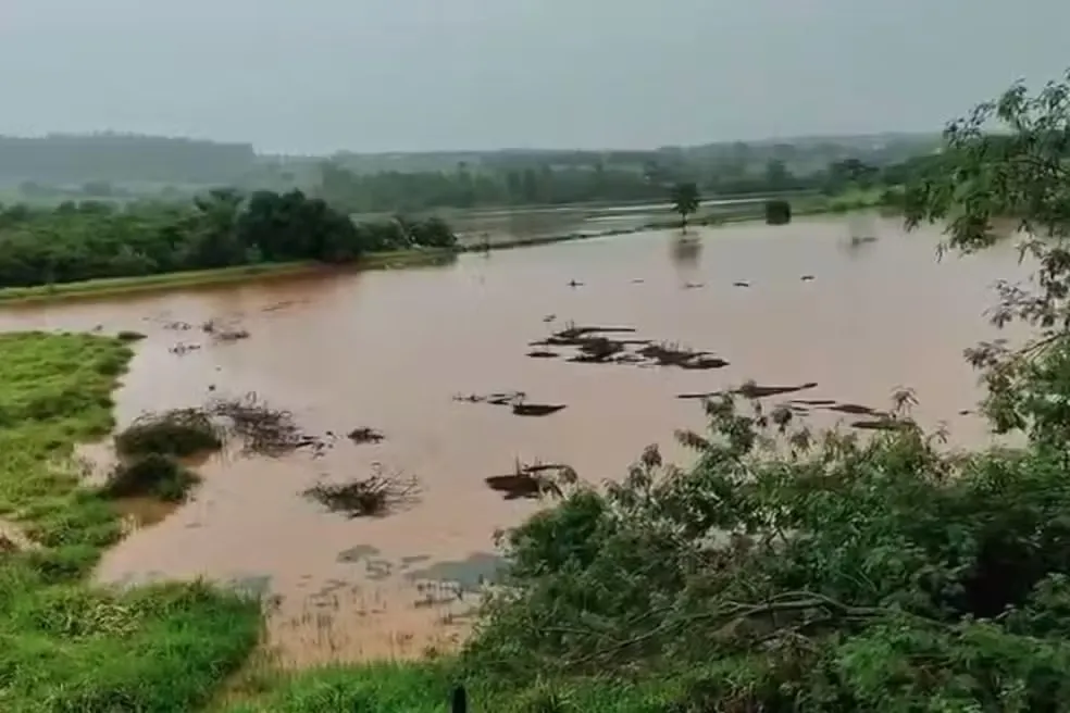 Chuvas deixam pontes destruídas em Bandeirantes; novo alerta aponta perigo para a região