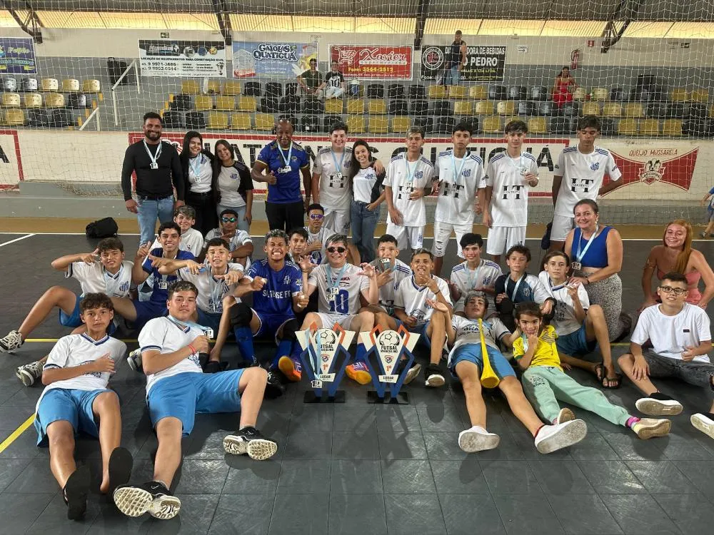 Atletas do CRAS Bom de Bola fazem história e levam Salto do Itararé ao topo do futsal regional
