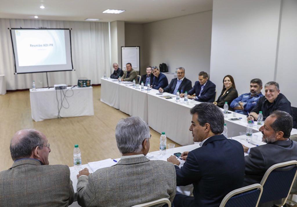 Beto Richa e Ratinho Jr. participam de reunião da ADI-PR