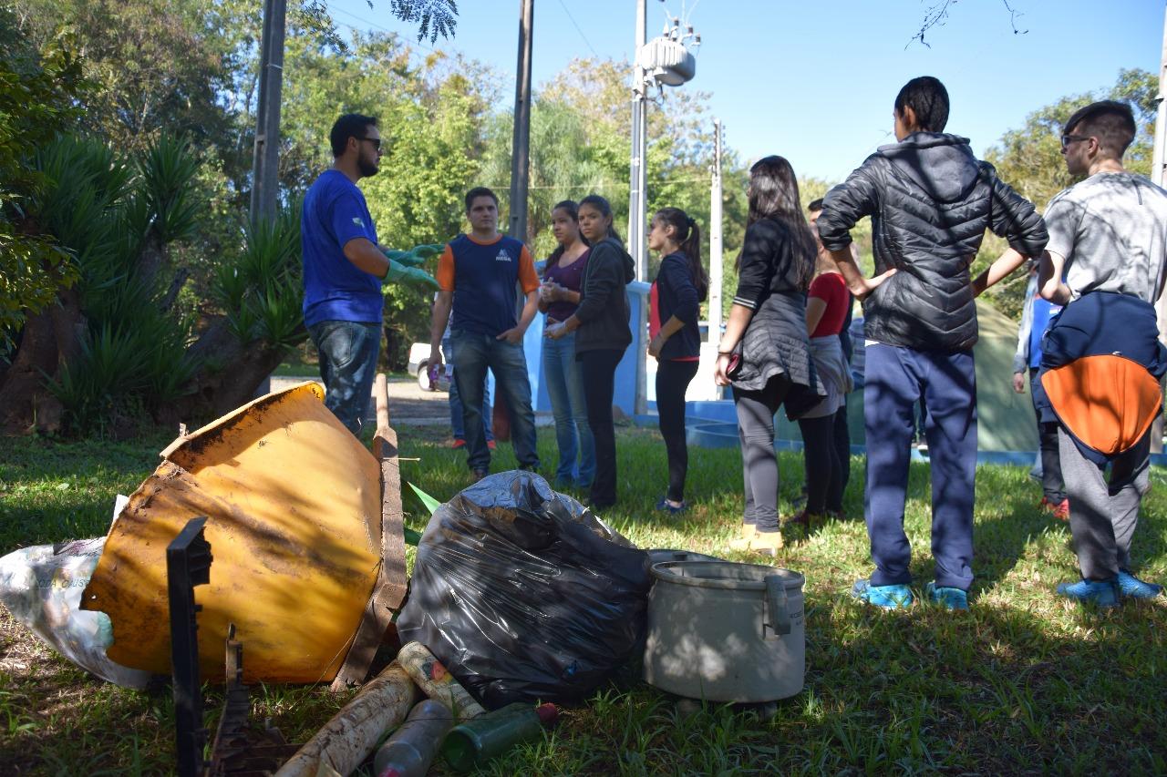 Alunos fazem operação limpeza na Bica d’Água em Arapoti