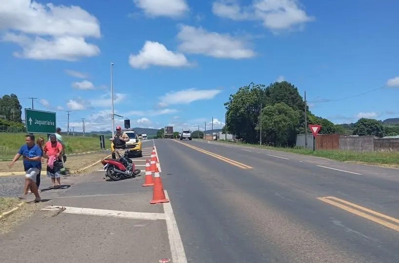 Acidente entre moto e carro deixa dois feridos na PR-151, em Jaguariaíva