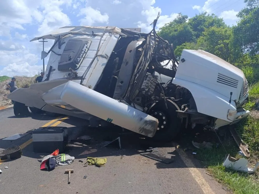 Caminhoneiro sobrevive a grave acidente na PR-422 entre Wenceslau Braz e Santana do Itararé