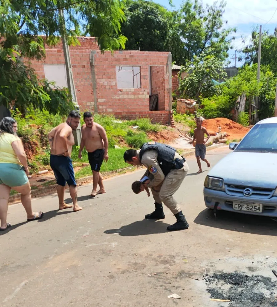 Heróis de farda: policiais salvam bebê de 11 meses em situação crítica após afogamento em Jacarezinho