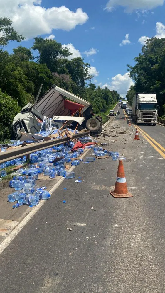 Policiais militares salvam motorista preso em carreta após grave acidente em Santo Antônio da Platina 