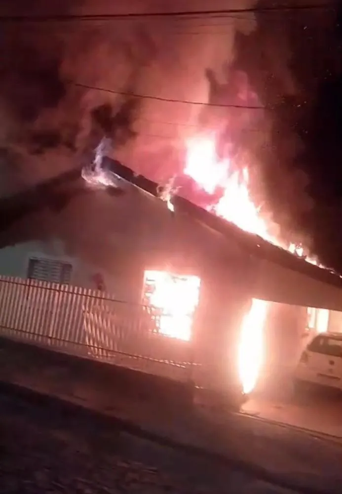 Após briga de casal, homem coloca fogo na própria casa em Siqueira Campos