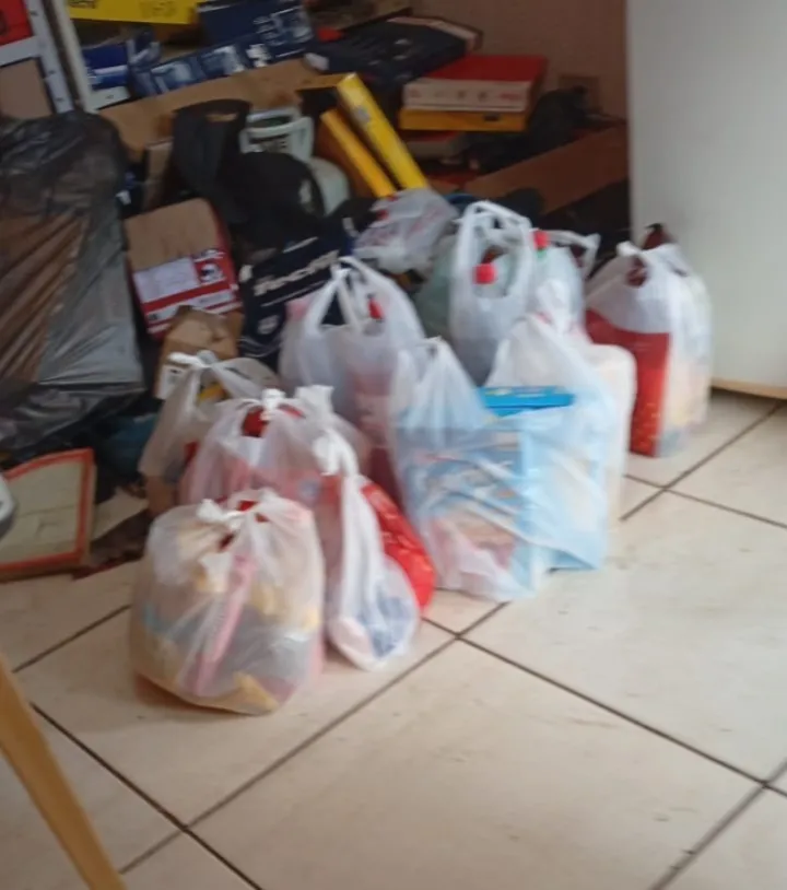 Moradores se unem para ajudar mãe e crianças após incêndio em Siqueira Campos 