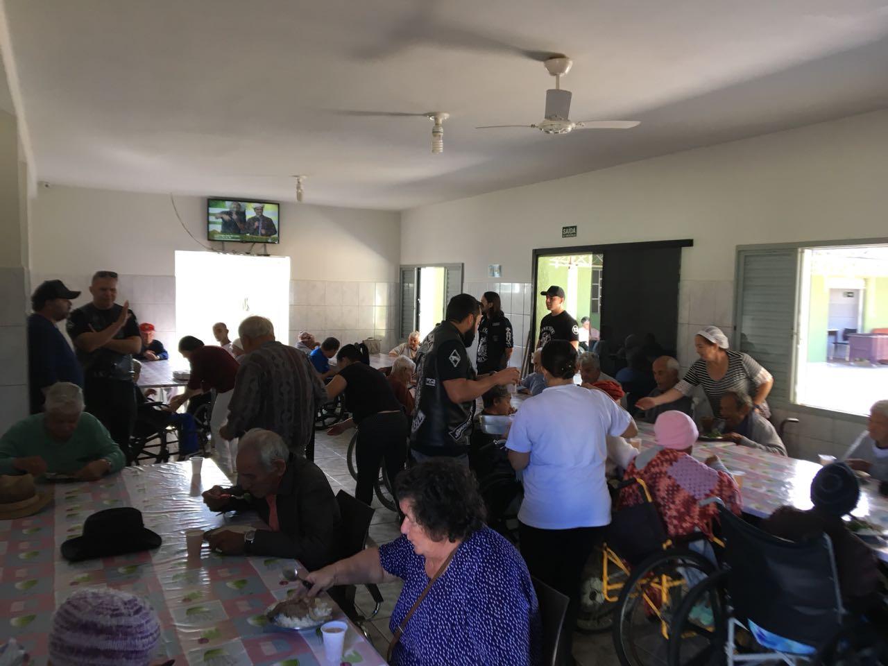 Solidariedade sobre rodas: Motoclube Abutre’s prepara feijoada para idosos