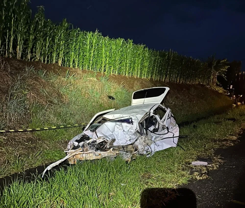 Acidente entre carro e caminhão mata dois jovens em Tomazina