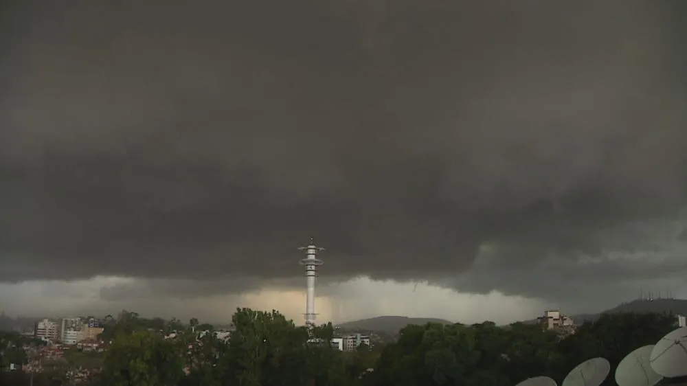 Após dias de calor intenso, temporal avança sobre o Norte Pioneiro e coloca a região em alerta