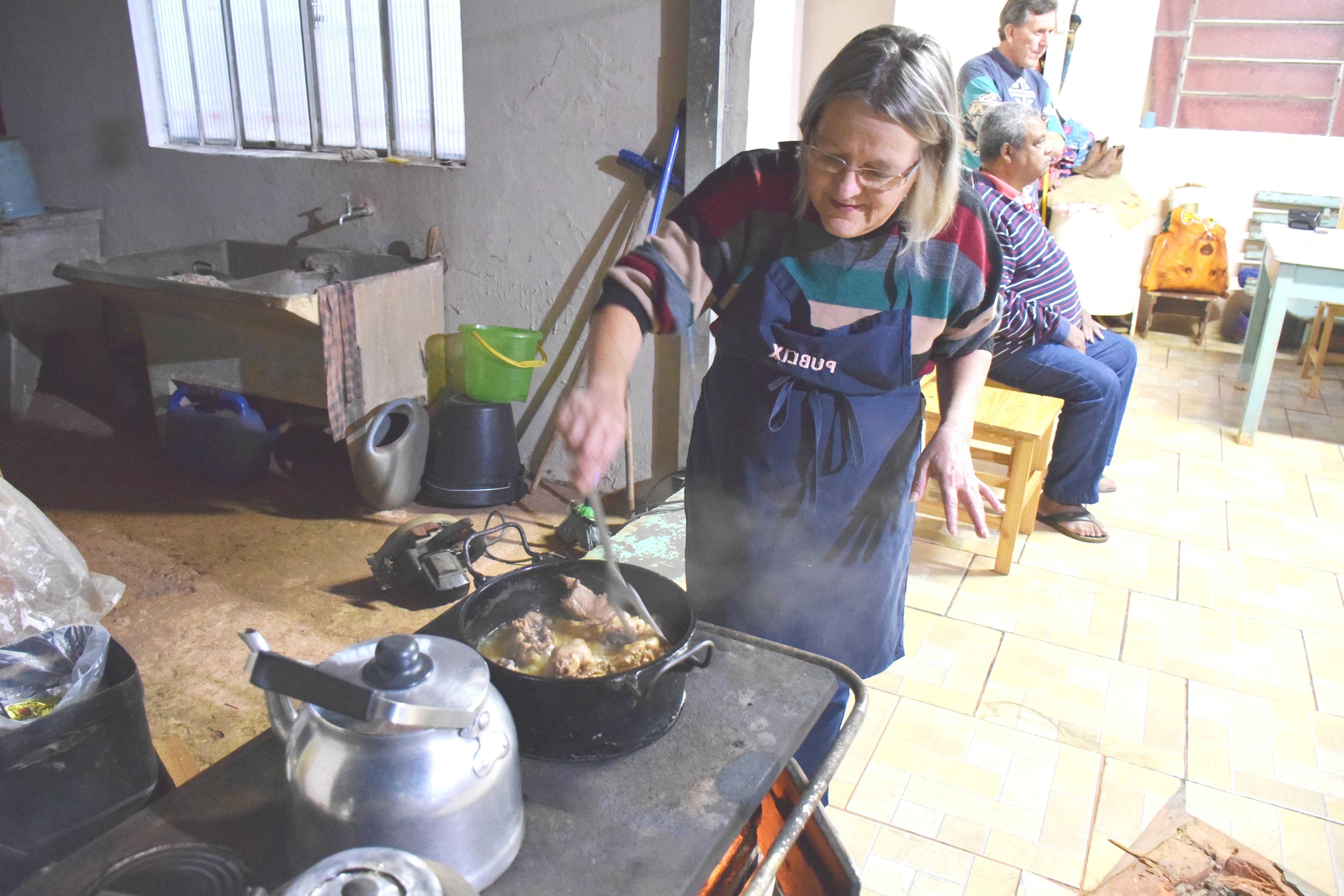 Cama feita e comida na hora: Albergue atua há 54 anos trazendo dignidade à moradores de rua