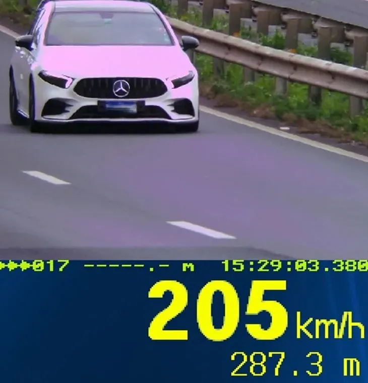 Mercedes é flagrada a mais de 200 km/h em rodovia da região