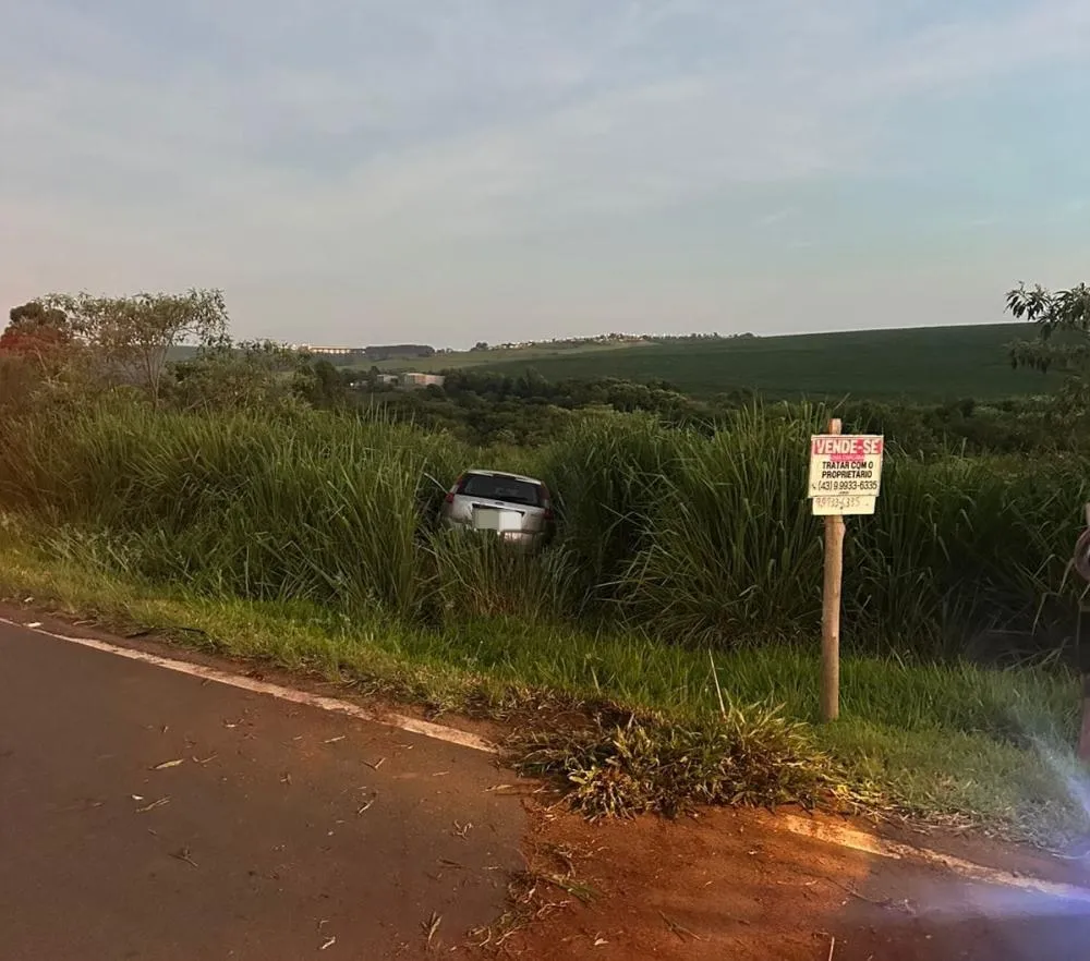 Carro sai da pista e motorista fica ferido em Wenceslau Braz