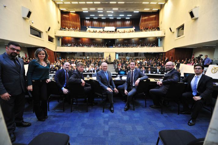 Estudantes inscritos para o Parlamento Universitário passam por treinamento