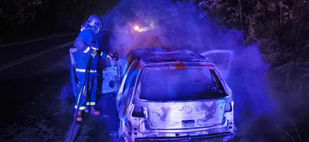 Carro sofre pane mecânica e é destruído por incêndio no Norte Pioneiro