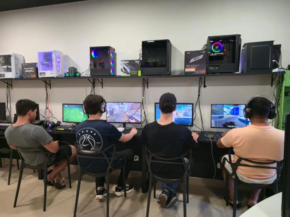 Amigos desafiam a modernidade e resgatam nostalgia das lan houses em Siqueira Campos