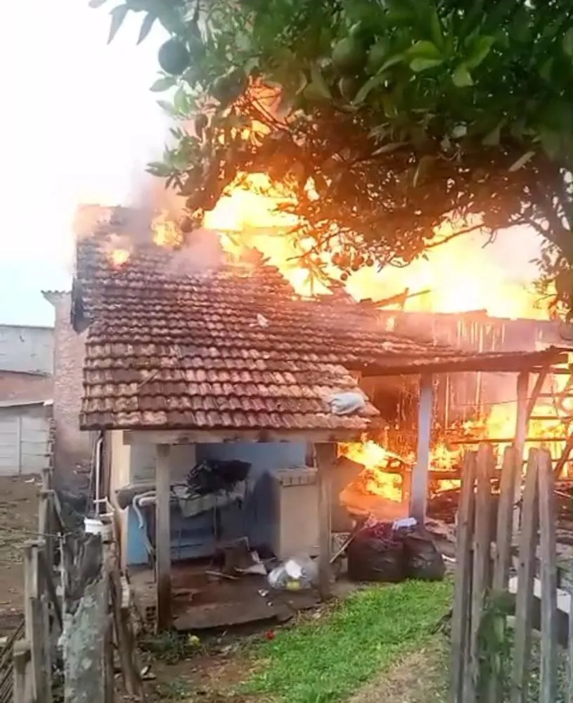 Incêndio destrói casa de família em Wenceslau Braz