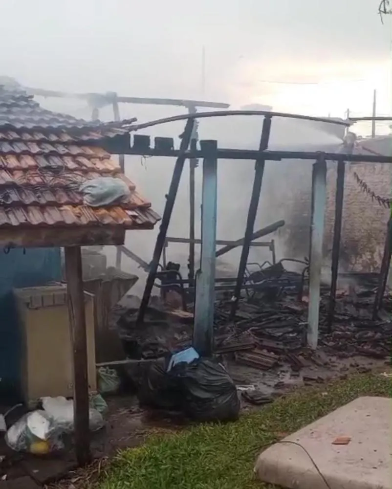 Família com quatro crianças perde tudo após casa virar cinzas em Wenceslau Braz