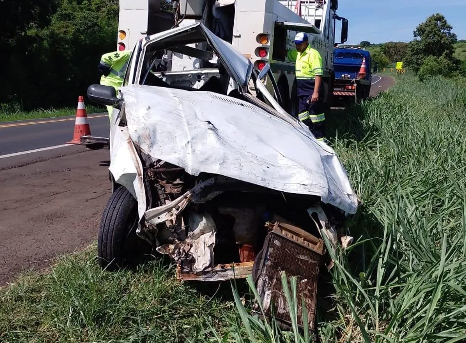 Três pessoas são ejetadas e ficam em estado grave após carro capotar