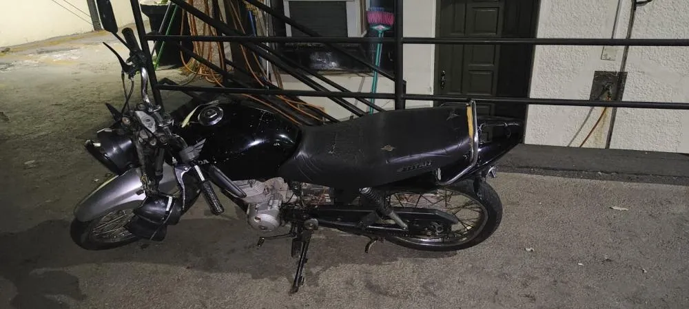 Motociclista abandona moto e foge a pé após acidente durante perseguição