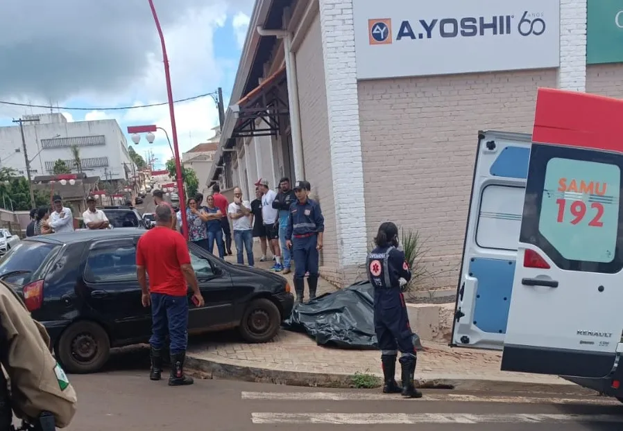 Homem morre na hora vítima de acidente entre carro e moto