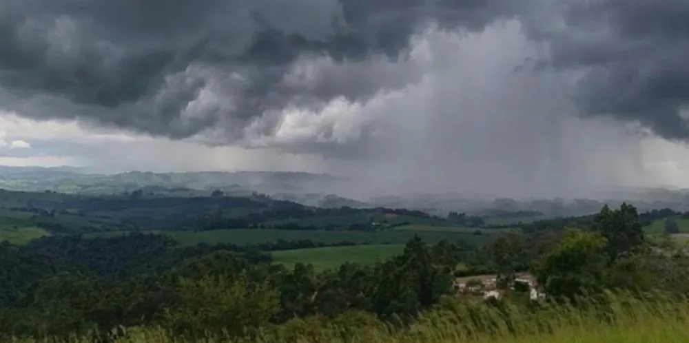 Após dias de calor intenso, tempestades ameaçam o Norte Pioneiro com ventos fortes e alagamentos 