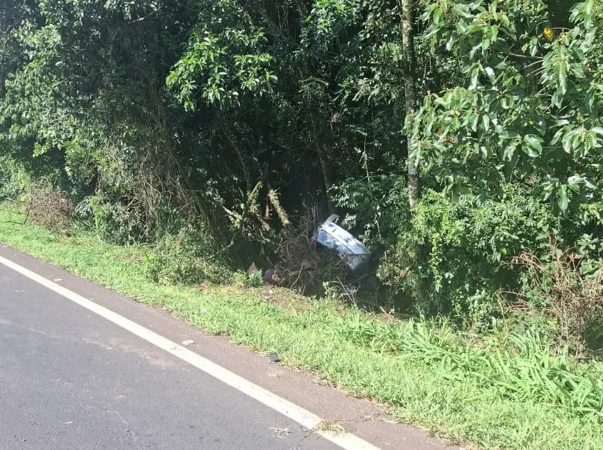 Carro atinge árvore e dois ficam feridos na PR092