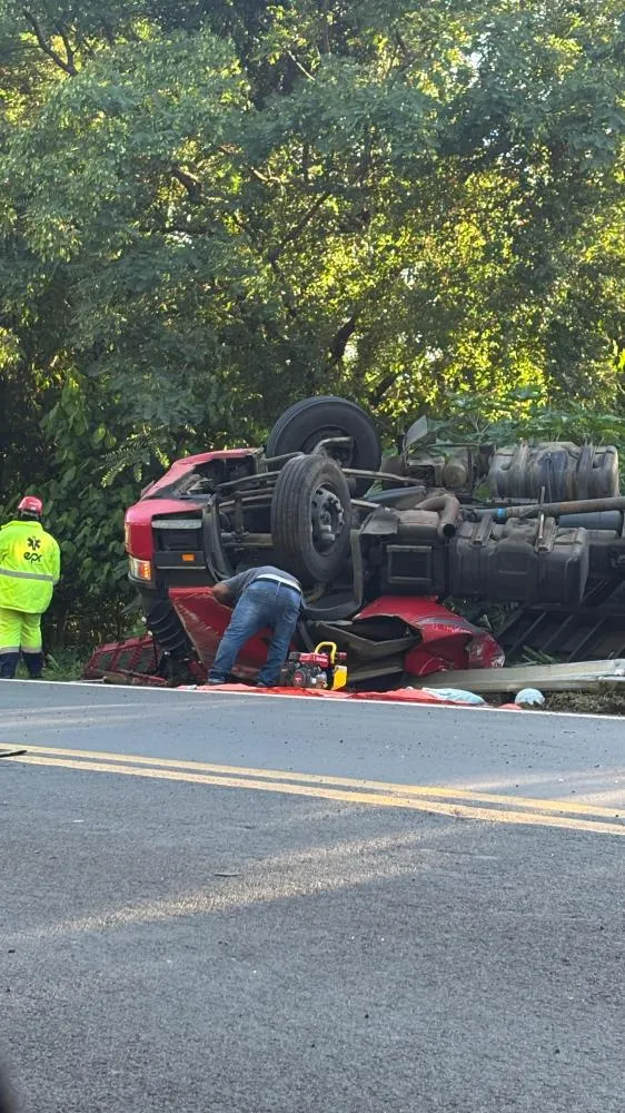 Grave acidente na BR-153 mata caminhoneiro em Santo Antônio da Platina