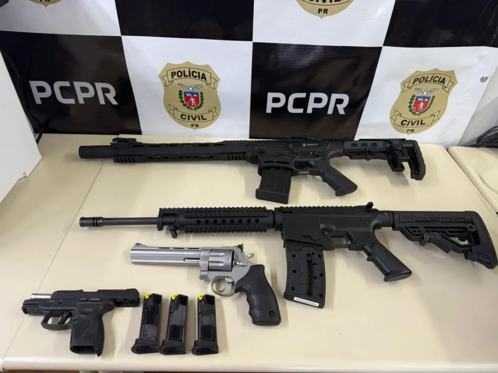 Operação policial apreende armas de grosso calibre, incluindo fuzil